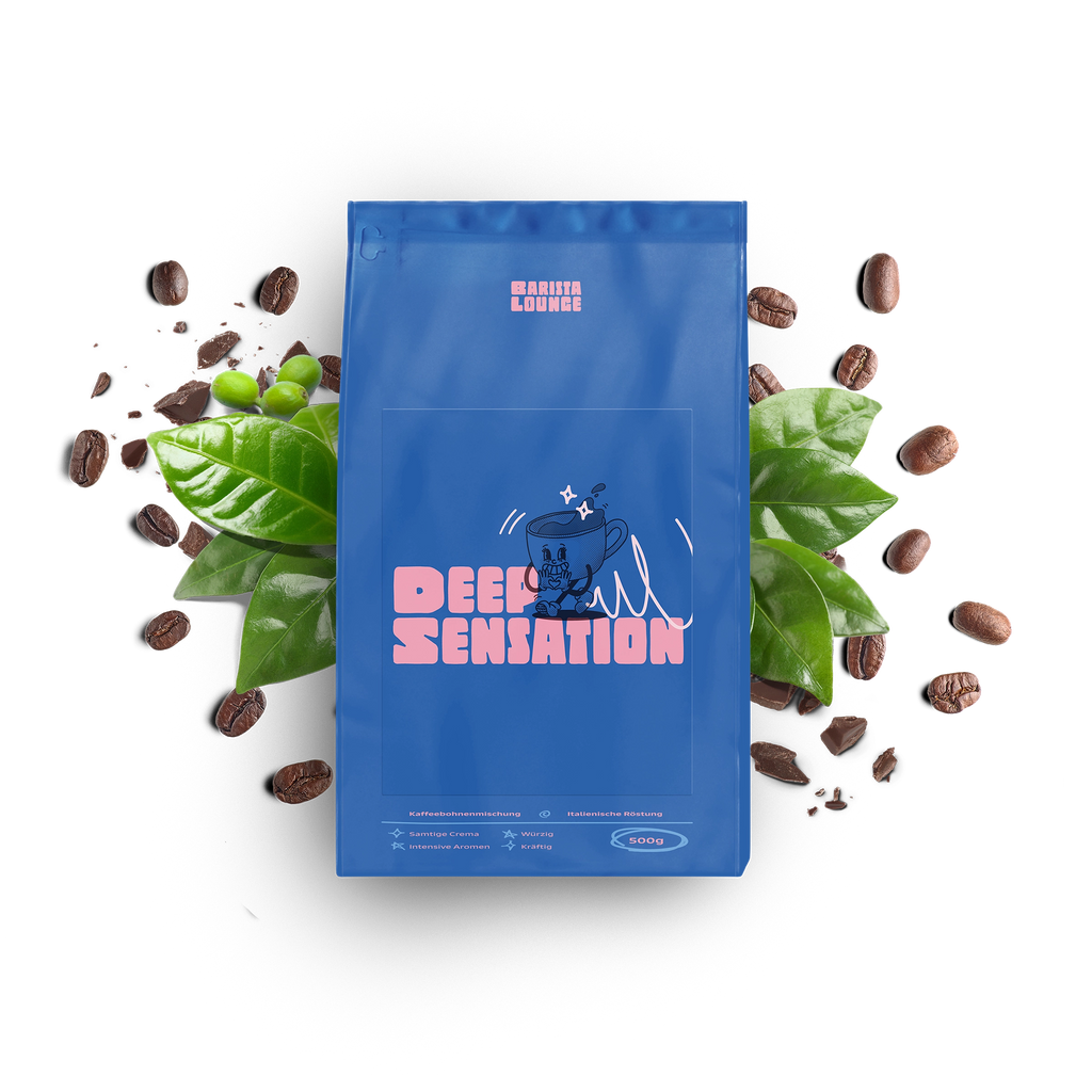 Barista Lounge Kaffeemischung 'Deep Sensation' in blauer Verpackung, umgeben von grünen Blättern und Kaffeebohnen. Die Verpackung trägt ein auffälliges rosa Logo 'Deep Sensation' mit einem Cartoon-Maskottchen. Diese Mischung bietet intensive Aromen und eine samtige Crema, geröstet nach italienischer Tradition.