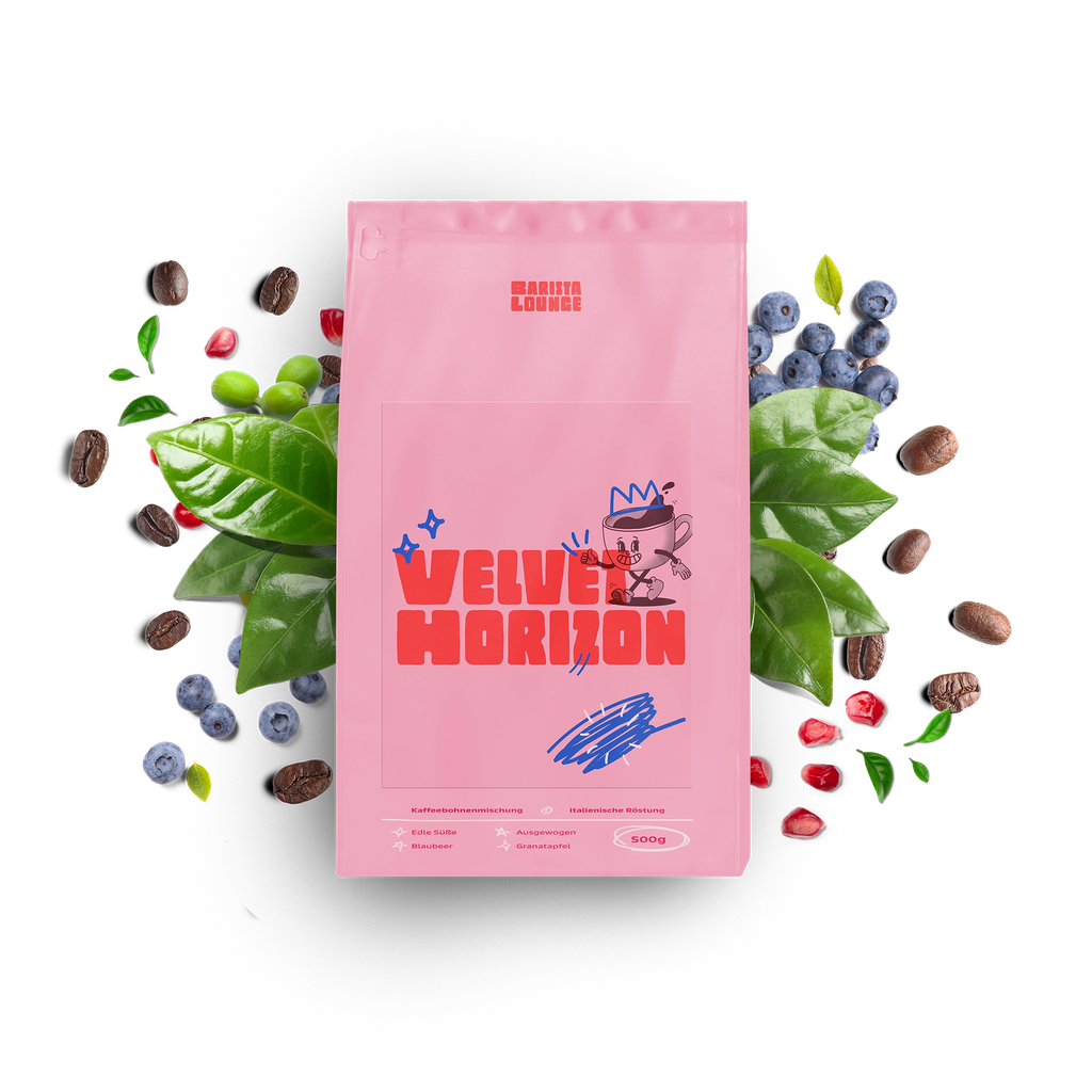 Barista Lounge Kaffeemischung 'Velvet Horizon' in rosa Verpackung, umgeben von frischen Blaubeeren, Granatapfelkernen und Kaffeebohnen. Die Verpackung zeigt ein auffälliges rotes Logo und ein Cartoon-Maskottchen. Diese Mischung bietet fruchtige Noten von Blaubeere und Granatapfel sowie eine edle Süße.